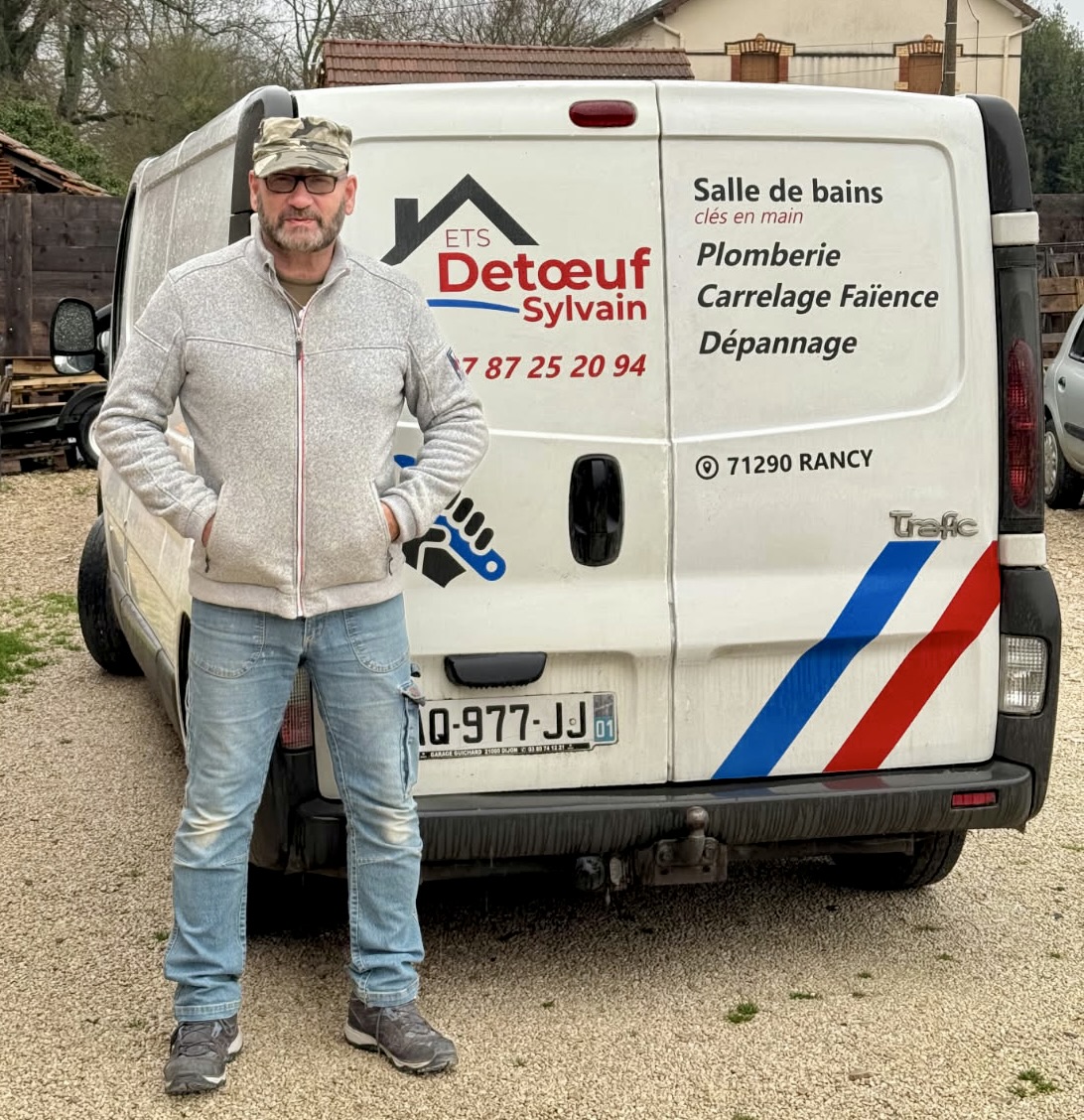 Sylvain Detoeuf - Artisan plombier professionnel à Rancy (71) devant son camion de service - Spécialiste rénovation salle de bains et dépannage plomberie en Saône-et-Loire